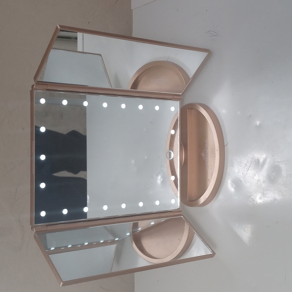 Impressions Vanity Company Golden Rose Light Up Vanity. - Picture 1 of 12